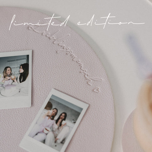 Wendbares Platzset „Lieblingsmensch“ in Flieder mit geprägtem Schriftzug, dekoriert mit Polaroidfotos.