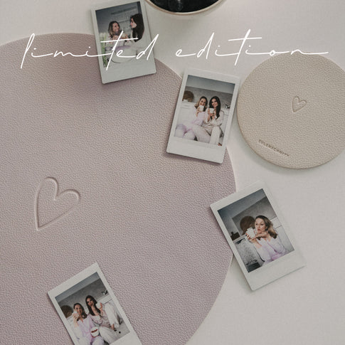 Limitiertes wendbares Platzset „Du bist toll“ in Flieder auf gedecktem Tisch mit Geschirr, Herzkuchen und Deko