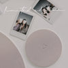 Runder Untersetzer Herz in Flieder mit geprägtem Herzmotiv, dekoriert mit Polaroidfotos.
