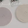 Zwei runde Untersetzer Herz in Flieder und Creme, beidseitig nutzbar, elegantes Tischdesign