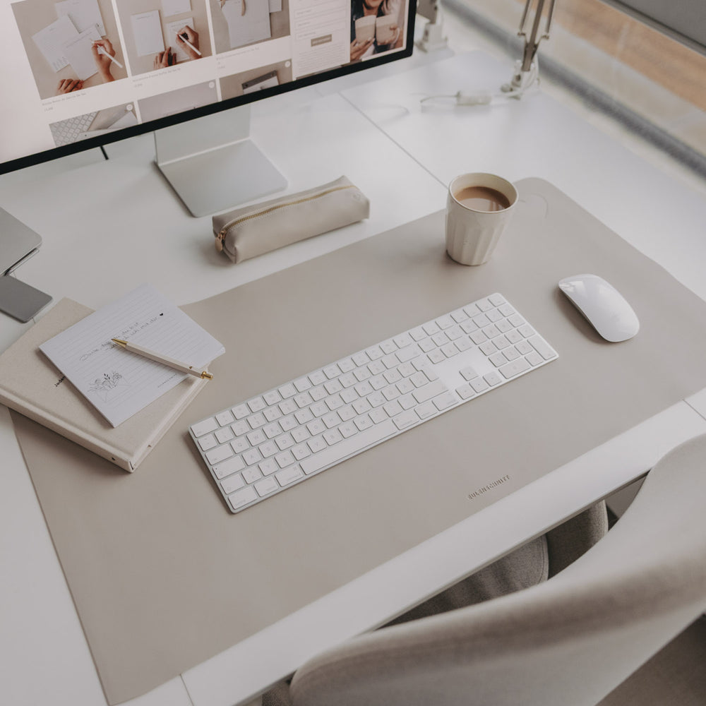 Schreibtischunterlage taupe mit Herz-Prägung, stilvoller Arbeitsplatz mit Tastatur, Maus und Kaffee