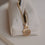 Detail der Federtasche creme mit goldenem Reißverschluss und Eulenschnitt Anhänger