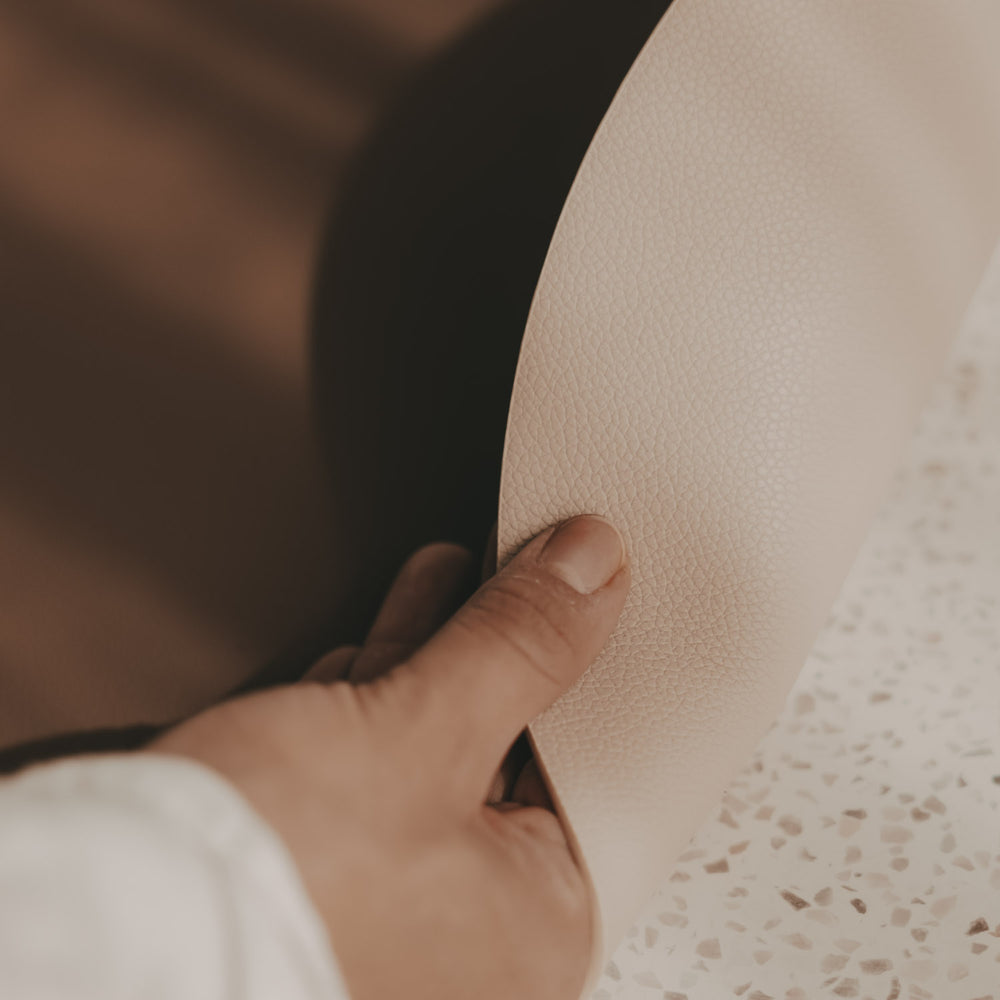 Wendbares Platzset in Beige – Detailaufnahme der flexiblen Lederoptik