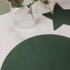 Dunkelgrünes Platzset in Lederoptik mit geprägtem Merry-Christmas-Schriftzug