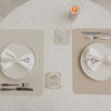 Zwei wendbare Platzsets in Creme und Beige mit gedeckten Tellern und Herz-Serviettenhaltern
