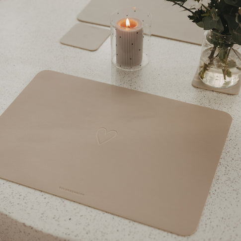 Cremefarbenes rechteckiges Platzset mit Herzprägung und abgerundeten Ecken auf Esstisch