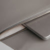 Detail des goldenen Reißverschlusses am grauen Laptop Sleeve mit Herzprägung von Eulenschnitt