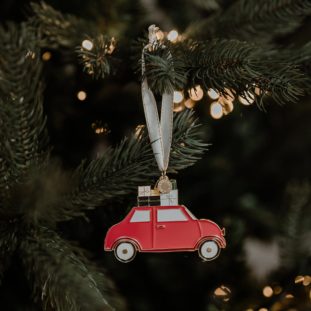 Baumschmuck Weihnachtsauto hängt am Baum | Eulenschnitt 