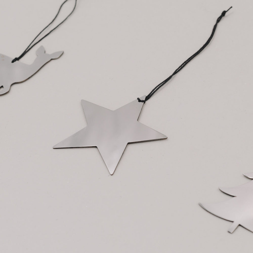 Stern-Anhänger aus silberfarbenem Metall mit schwarzem Band