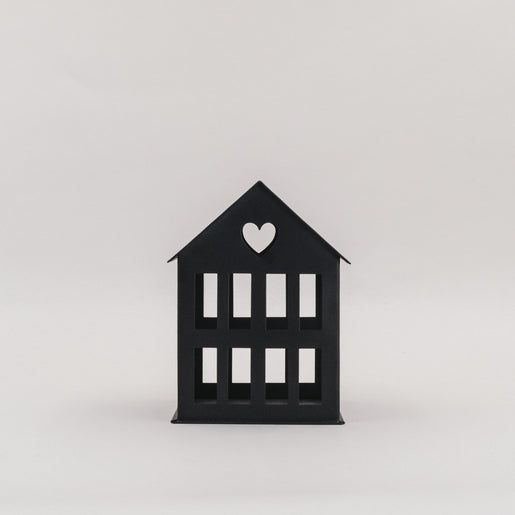 Metallhaus klein Schwarz mit Herz-Ausschnitt im Dach, schlichtes Dekoelement im modernen Stil.