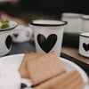 Nahaufnahme Emaille Tasse Herz mit Keksen – stilvolle und robuste Outdoor-Tasse im Off-White-Design.