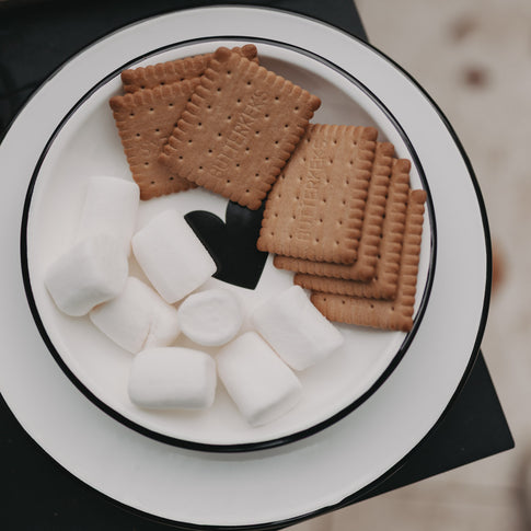 Emaille Frühstücksteller Herz mit Butterkeksen und Marshmallows – stilvoller Teller im Off-White-Design.