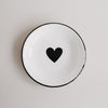Emaille Frühstücksteller Herz in Off-White mit schwarzem Herzmotiv – minimalistisches Design von Eulenschnitt.