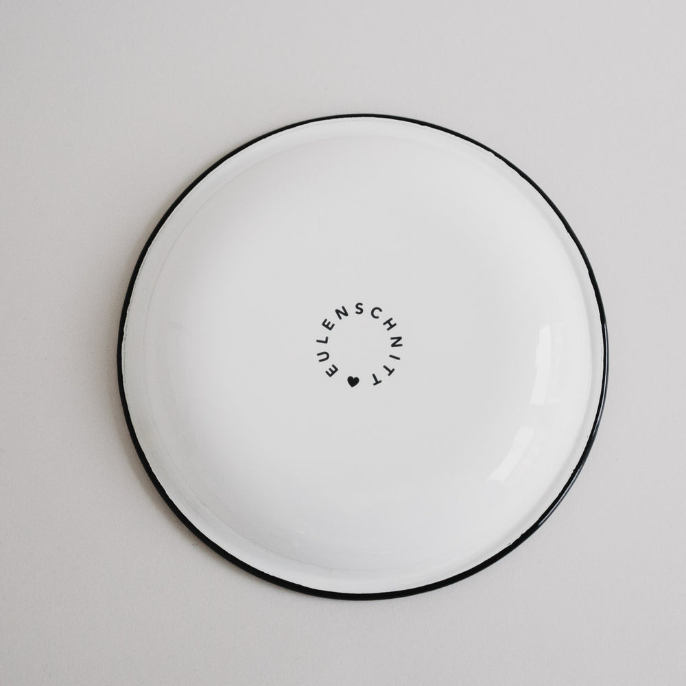 Rückseite des Emaille Frühstückstellers Herz mit Eulenschnitt Logo – schlicht und stilvoll.