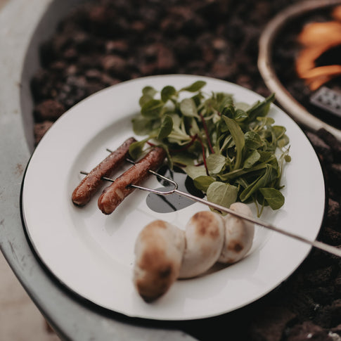 Emaille Teller Herz mit Würstchen und Salat am Lagerfeuer – robust, elegant und perfekt für Camping.