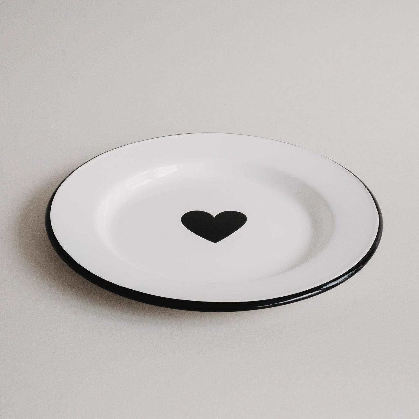 Emaille Speiseteller Herz in Off-White mit schwarzem Herzmotiv – stilvolles, minimalistisches Design.