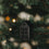 Schwarzer Hausanhänger aus Metall mit Herzdetail als Weihnachtsbaumschmuck am Tannenbaum