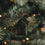 Schwarzer Metallanhänger in Hausform mit Herzdetail und Kordel am beleuchteten Weihnachtsbaum