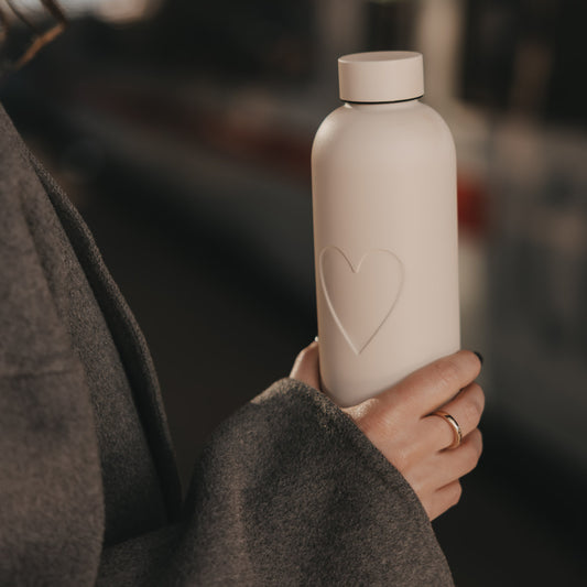 Cremefarbene Trinkflasche Herz 500 ml  mit passendem Schraubverschluss und geprägtem Herzmotiv