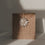 Goldener Herz-Clip befestigt einen weißen Papierstern an einer braunen Geschenktüte mit Tannenbaum-Muster.