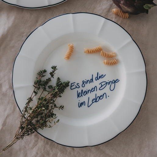 Speiseteller „Es sind die kleinen Dinge im Leben“ in Dunkelblau – stilvoll angerichtet mit feinen Details, von oben.