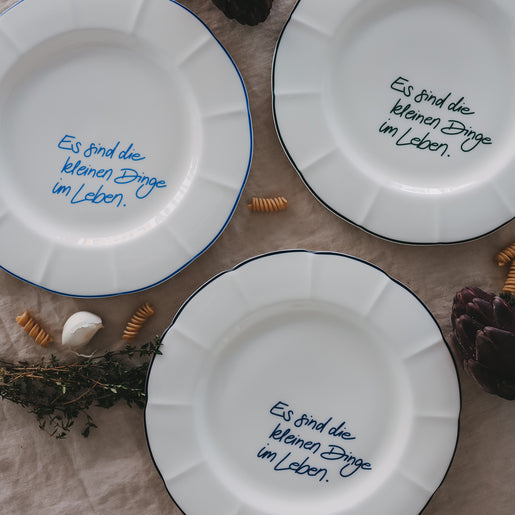 Speiseteller mit handgeschriebenen Spruch „Es sind die kleinen Dinge im Leben“ – welliger Rand in verschiedenen Farbvarianten.