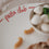 Detailaufnahme des „pasta club“ Schriftzugs in Rot auf weißem Teller mit unscharfer Pasta und Mozzarella im Vordergrund.