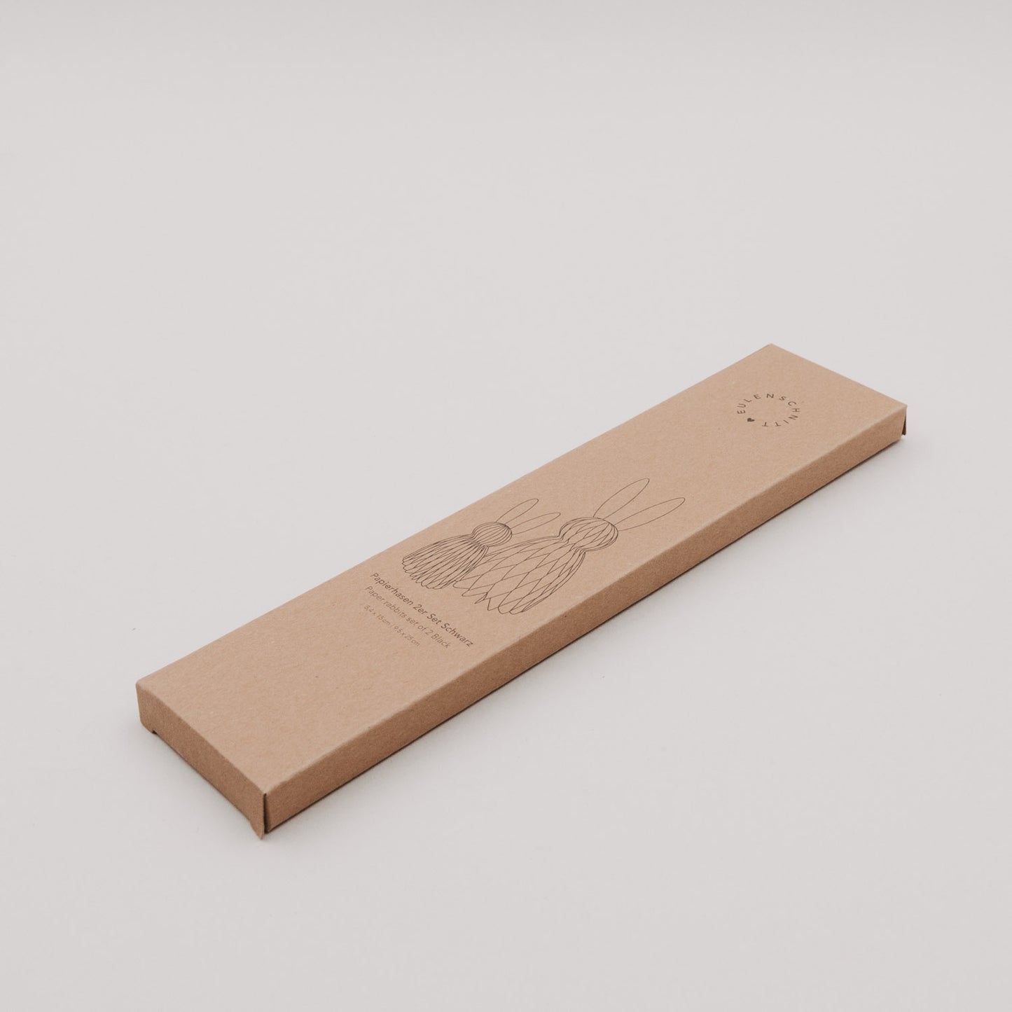 Verpackung des schwarzen Papierhasen 2er-Sets aus recyceltem Karton in minimalistischer Optik.