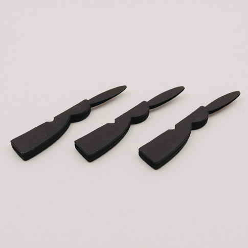 Drei flache schwarze Papierhasen im Set, zusammengelegt und bereit zum Aufklappen als Osterdeko.