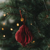 Roter Papieranhänger in Kugelform als dekorativer Christbaumschmuck mit warmen Lichtern