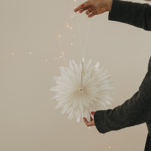 Weiße Papierschneeflocke 30 cm zum Aufhängen als festliche Weihnachtsdekoration