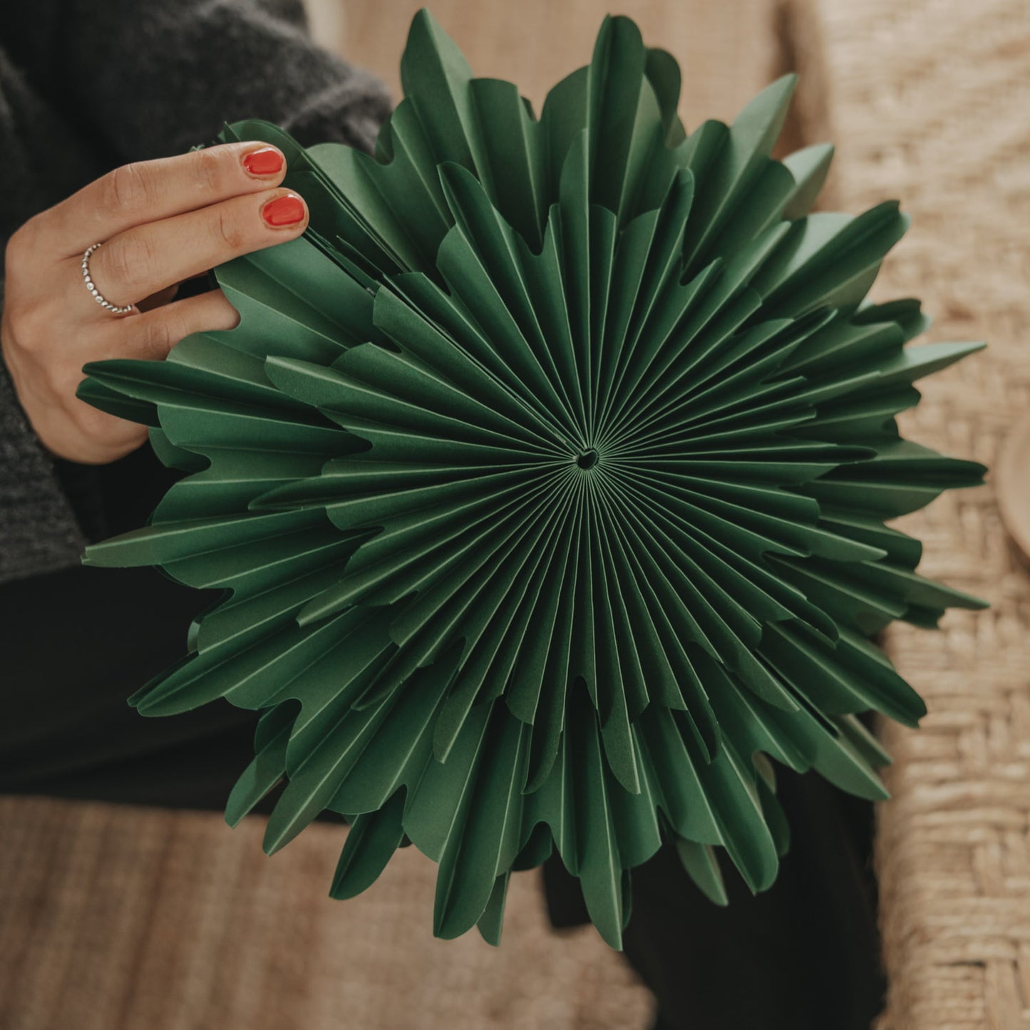 Grüne Papierschneeflocke 30 cm mit filigraner Fächerstruktur als Weihnachtsdekoration