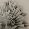 Detailaufnahme der grauen Papierschneeflocke 30 cm mit filigraner Faltstruktur
