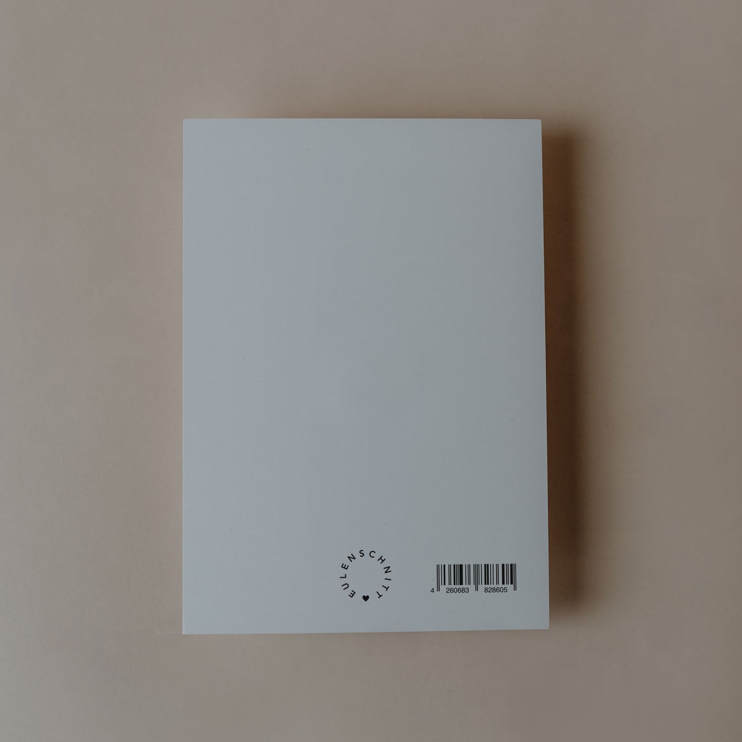 Rückseite einer Postkarte mit Eulenschnitt-Logo und Barcode auf hellem Hintergrund.