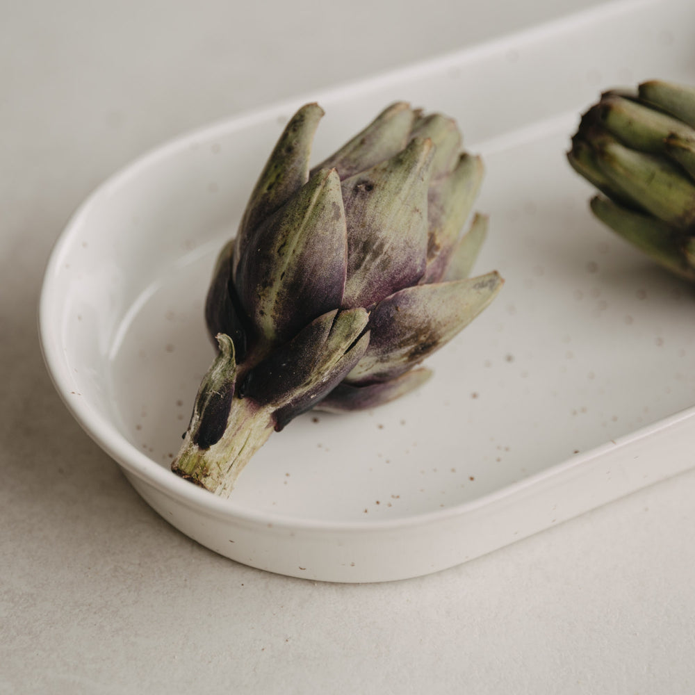 Zwei Artischocken auf großen und kleinen Calma Servierschalen angerichtet