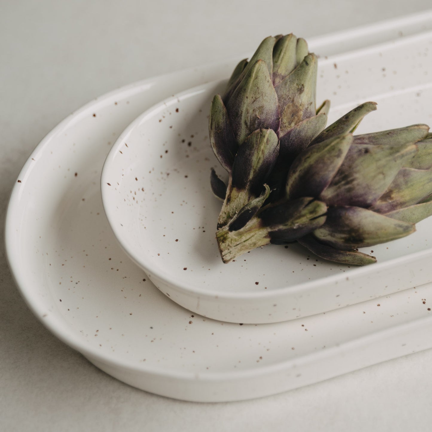 Artischocke in der weißen Steingut-Servierschale Calma