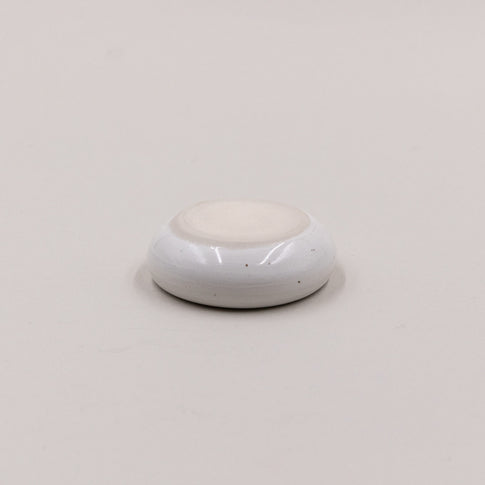 Unterseite des Eierbechers Calma – handgemachte Optik mit unglasierter Standfläche für stabilen Halt.