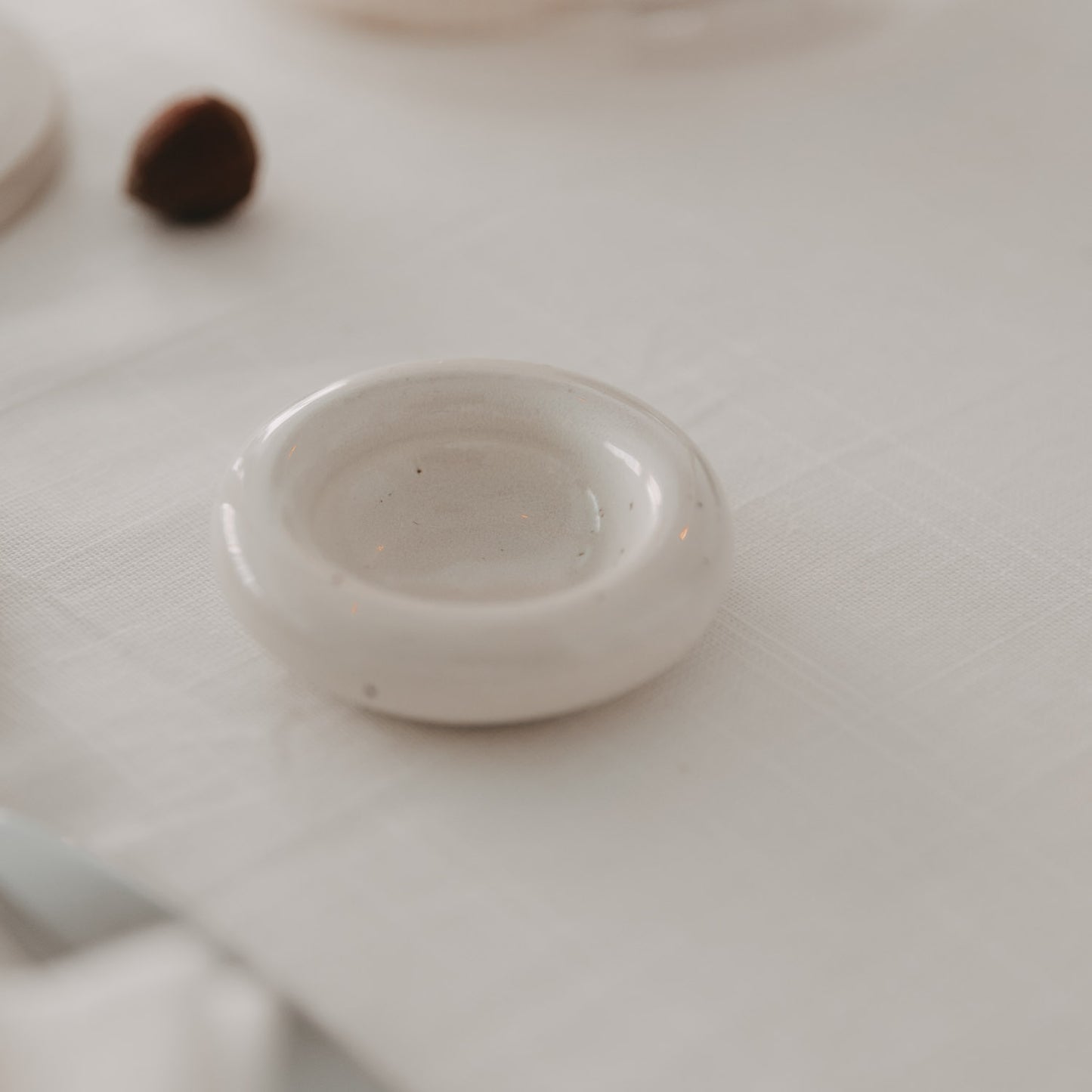 Calma Eierbecher leer auf weiß gedecktem Tisch – vielseitig einsetzbar als Schälchen für Dips oder Gewürze