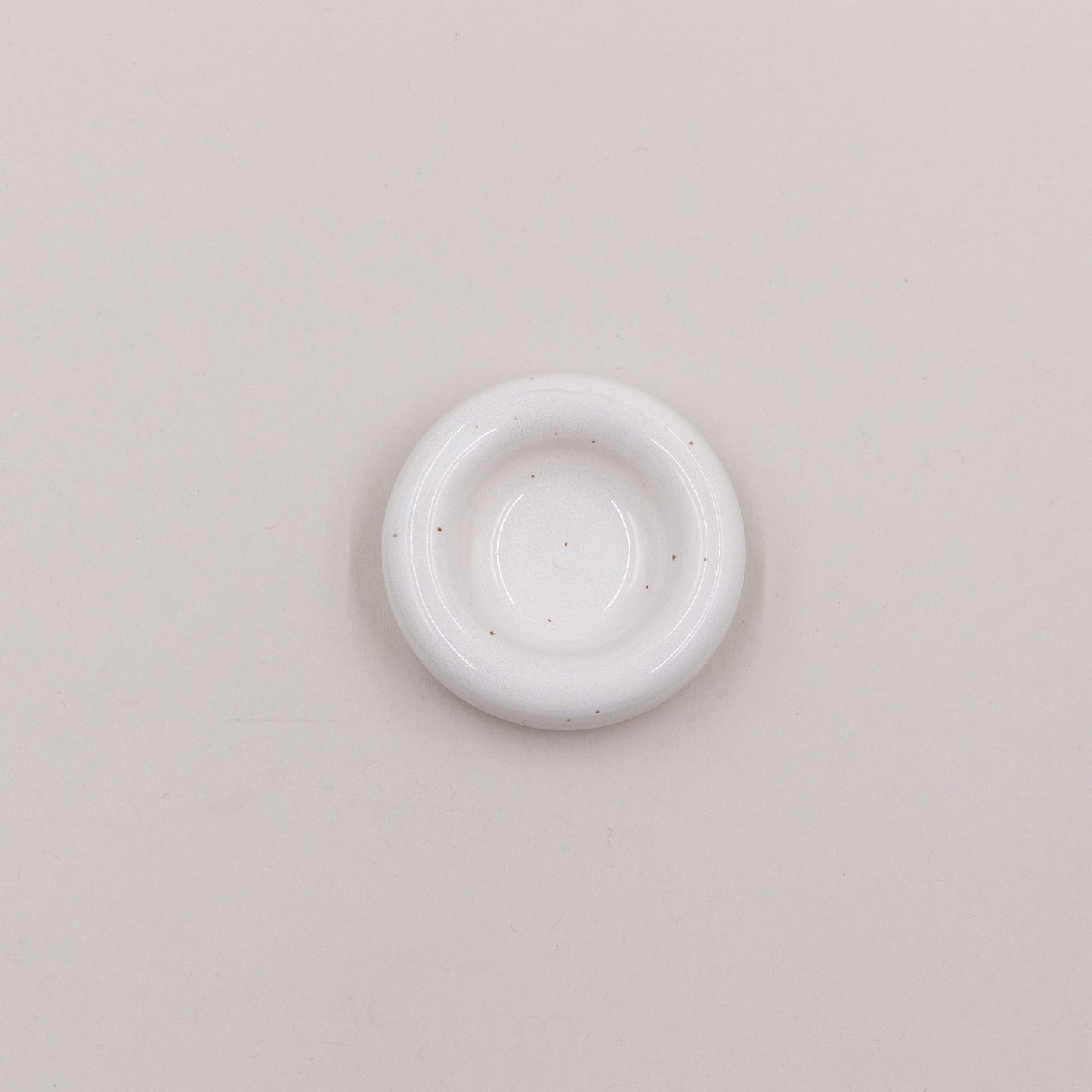 Eierbecher Calma von oben fotografiert – runde, schlichte Form aus heller Keramik mit feinen Sprenkeln.