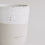 Nahaufnahme der „Ich lieb’s“-Tasse mit heller Glasur und Sprenkeln, Fokus auf Prägung.