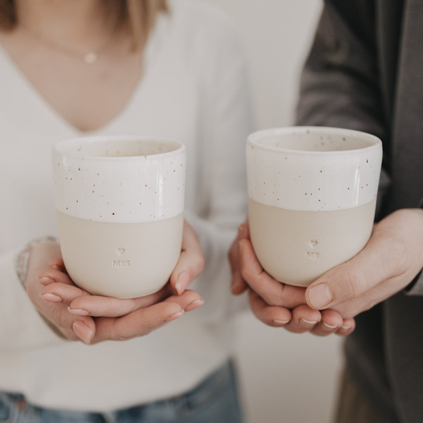 MRS und MR Becher im Paar-Set, beide werden nebeneinander gehalten.