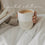 Keramikbecher Mama mit Herzmotiv und Kaffee in entspannter Atmosphäre, Limited Edition