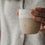 Hand hält Keramik Becher mit kleinen Herzen, stilvoller Mini Mug für Kaffee oder Tee