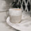 Keramikbecher „Hello Sunshine“ Limited Edition auf Tisch, Mini Mug in Beige Weiß mit Sprenkelglasur