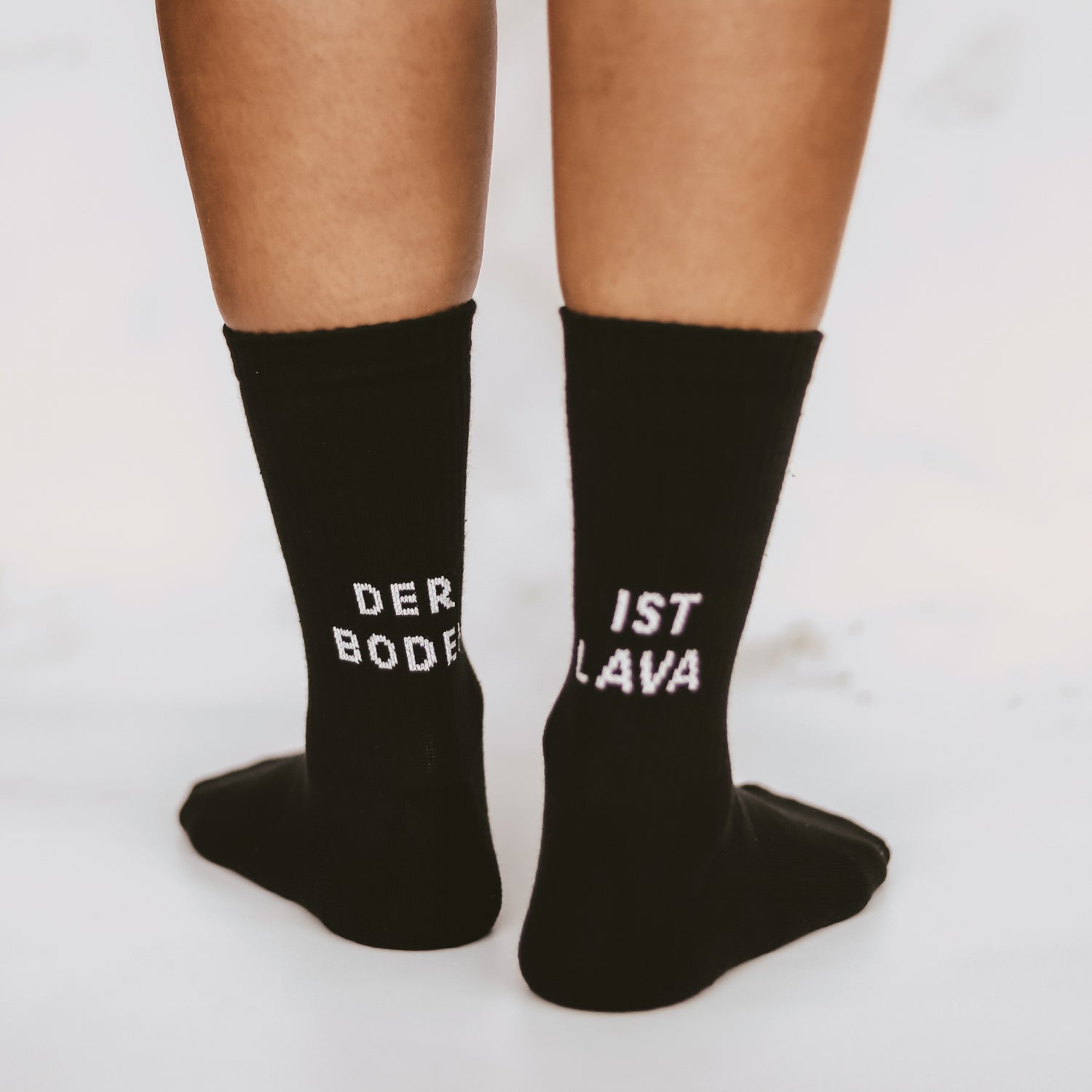 Socken Der Boden ist Lava schwarz