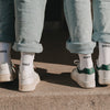 Partnerlook mit weißen Socken „MRS“ und „MRS“ im Alltag
