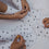 Kids und Erwachsene tragen weiße Socken mit schwarzen Herzen von Eulenschnitt