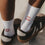 Weiße Kids Socken Der Boden ist Lava mit roter Stickerei in braunen Sneakern.