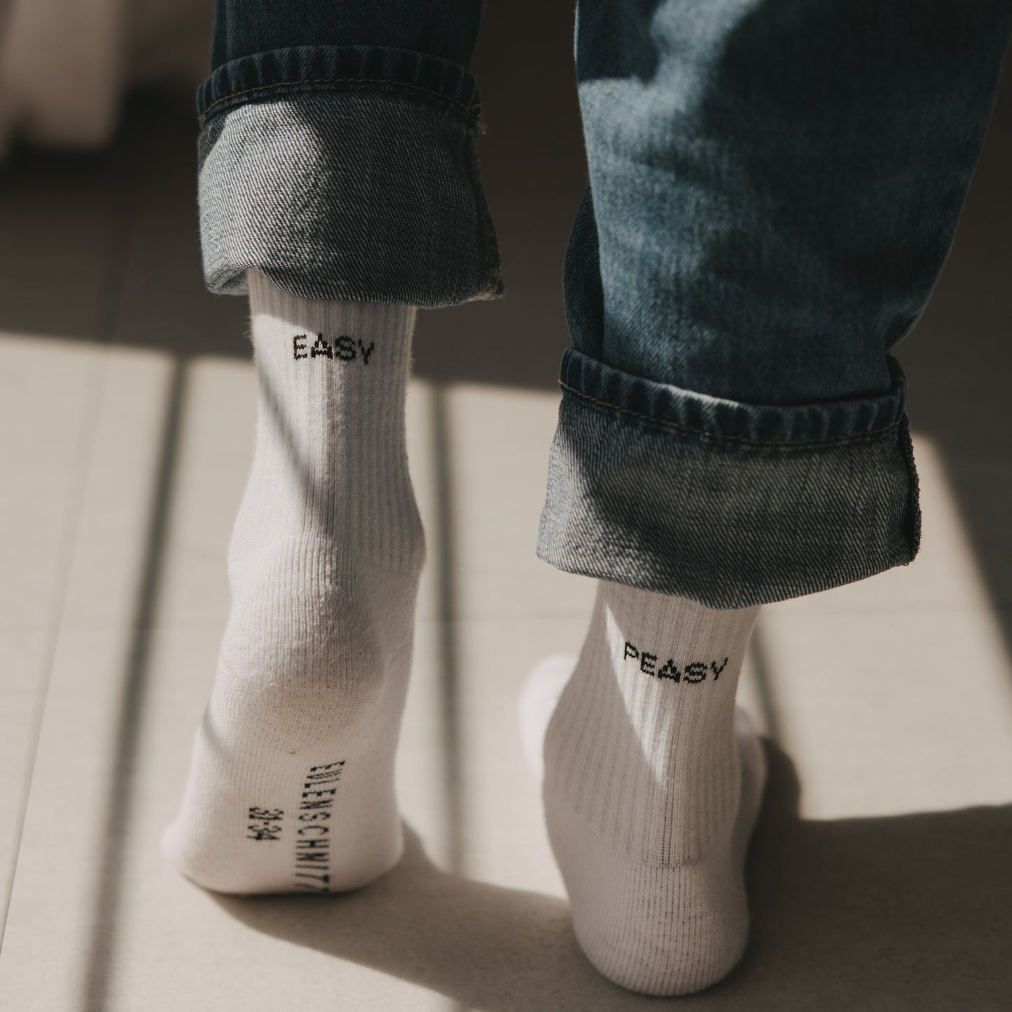 Kids Socken Easy Peasy in Weiß im Sonnenlicht zu blauer Jeans.