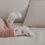Detail Babyfuß mit weißen Socken und roten Zuckerstangen, weiches Material und gemütlicher Look